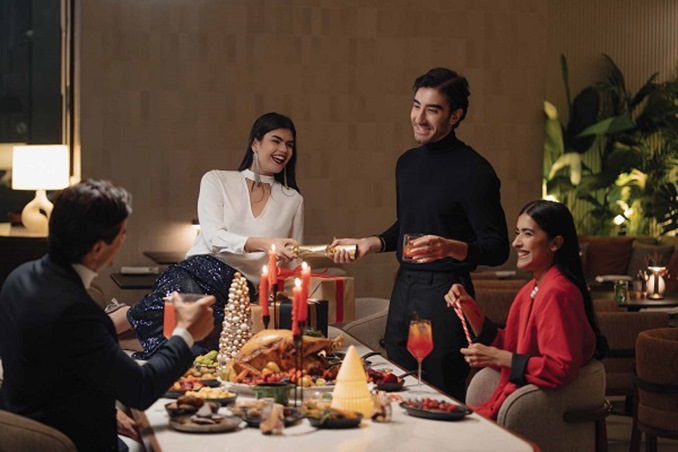 موسم الأعياد على البحر… تفاصيل احتفالية أنيقة في فيدا أم القيوين